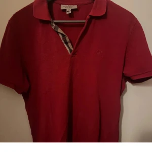 Burberry piké - Burberry pike. Inga skador det står xl men den har krympt så den passar M-L skriv för detaljer (äkta)
