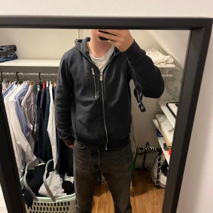 Sail racing zip - Skicket är sådär, den passar perfekt för mig som är 170 cm lång.