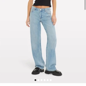 Envii jeans  - Säljer ett par snygga ljusblå jeans med hög midja och wide fit. Perfekta för en avslappnad stil, dessa jeans är både bekväma och trendiga. De har en klassisk femficksdesign och är gjorda i ett slitstarkt denimtyg. Passar perfekt till både vardag och fest! Nypris 900