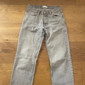 Gråa jeans från Gina Tricot - Säljer ett par snygga gråa jeans från Gina Tricot i storlek 34. Säljer pga att det är lite små för mig. De är i mycket bra skick. Perfekta för både vardag och fest! 🖤