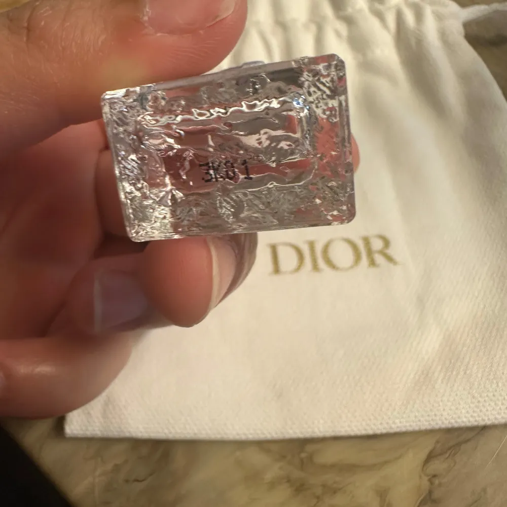 Säljer en elegant och feminin Miss Dior Blooming Bouquet parfym. Flaskan är liten och fyrkantig med en söt silverfärgad rosett på korken. Kommer i en lyxig vit påse med Dior-loggan i guld. Perfekt för att ge en touch av lyx till din vardag eller som en fin present.. Parfym.