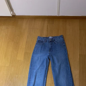 Blå jeans i bra skick storlek M - Säljer ett par klassiska blå jeans i bra skick. De har en straight passform och är högmidjade, vilket ger en snygg och bekväm stil. Perfekta för vardagsbruk och kan matchas med nästan vad som helst. Det finns lite slitage vid fållen, vilket ger dem en cool, avslappnad look. Säljer dom eftersom det är inte min stil längre !😊 Priset kan variera från 250-300