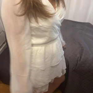 Studentklänning  - Superfin vit klänning med vida armar från Bubbleroom som passar perfekt till studenten💕Storlek 36 med prislappen kvar, nypris 699. 