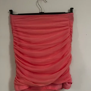 Rosa kjol från Shein - Säljer en snygg rosa kjol från Shein i storlek S. Kjolen har en cool rynkad design som ger en unik look. Perfekt för sommarens fester eller en dag på stan. Materialet känns mjukt och bekvämt mot huden. Passa på att köpa denna trendiga kjolen! 💖