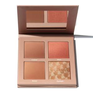 Säljer en CAIA Face Palette i nyansen Classy. Paletten innehåller contour, blush, bronzer och highlighter. Perfekt för att skapa en naturlig och glödande look. Kompakt och lätt att ta med sig, med en inbyggd spegel för enkel applicering.