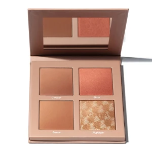 CAIA Face Palette Classy - Säljer en CAIA Face Palette i nyansen Classy. Paletten innehåller contour, blush, bronzer och highlighter. Perfekt för att skapa en naturlig och glödande look. Kompakt och lätt att ta med sig, med en inbyggd spegel för enkel applicering.