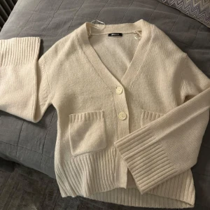 Beige kofta från ginatricot  - Super mysig kofta från Gina!!! Nästan helt oanvänd❤️
