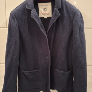 Cardigan  - Säljer denna sjukt snygga cardiganen i storlek M, men den sitter som XS, Tröjan är i bra skick och är väldigt stilig, hör av er om ni har några funderingar 😊