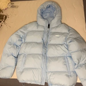 RMDY Baby Blue Puffer jacket - Köpt på deras hemsida, går inte längre att få tag i. Köptes förra vintern men kom aldrig till användning. Om ni har frågor eller behöver fler bilder är det bara skriva. Storlek Large