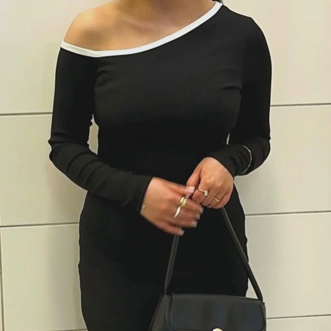 Svart offshoulder klänning