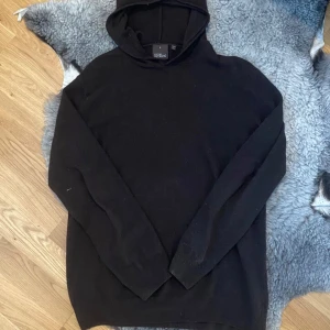 Oscar Jacobson Kashmir hoddie  - Oscar Jacobson kashmir hoddie i populäraste färgen brun| Storlek:  L men passar M bättre | Modell: Kashmir | Skick: 10/10 Helt ny | Autentisk | Pris: 699 | Nypris: 1600+| Skriv gärna om ni har frågor eller funderingar, eller om ni vill ha fler bilder!