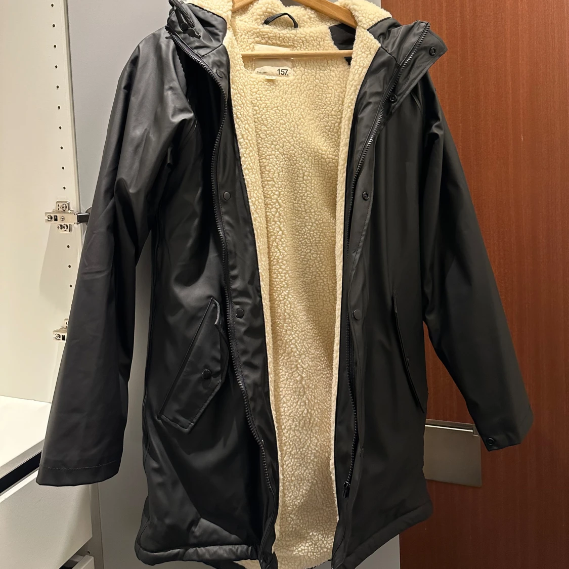 Svart regnjacka med teddyfoder - 90