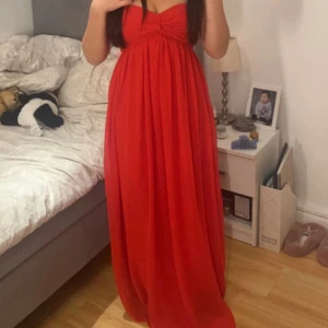 Fin balklänning  - Mycket bra skick. Röd klänning  Skriv för fler bilder 
