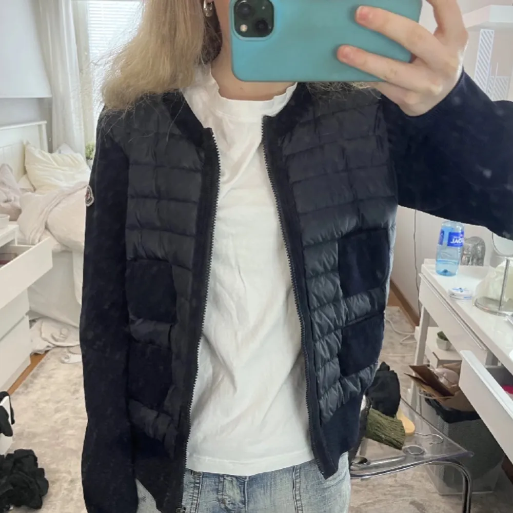 Säljer min älskade moncler cardigan i perfekt skick utan några defekter som jag köpte ny i butik  (har kvitto och lappar kvar). Första bilden är min och de sista två är på min kompis som har på sig min jacka!!🤗kan tänka mig byta, säljer direkt för 5500 annafs kom med prisförslag ❣️❣️. Jackor.