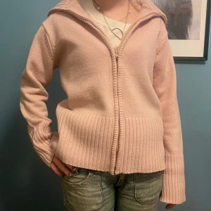 Rosa stickad kofta💗 - Mysig rosa stickad kofta med dragkedja framtill.  Köpt secondhand men är i bra skick! Egentligen storlek 44 men passar s/m beroende på hur man vill ha passformen🤩💗(hon på bilden har vanligen storlek s) 