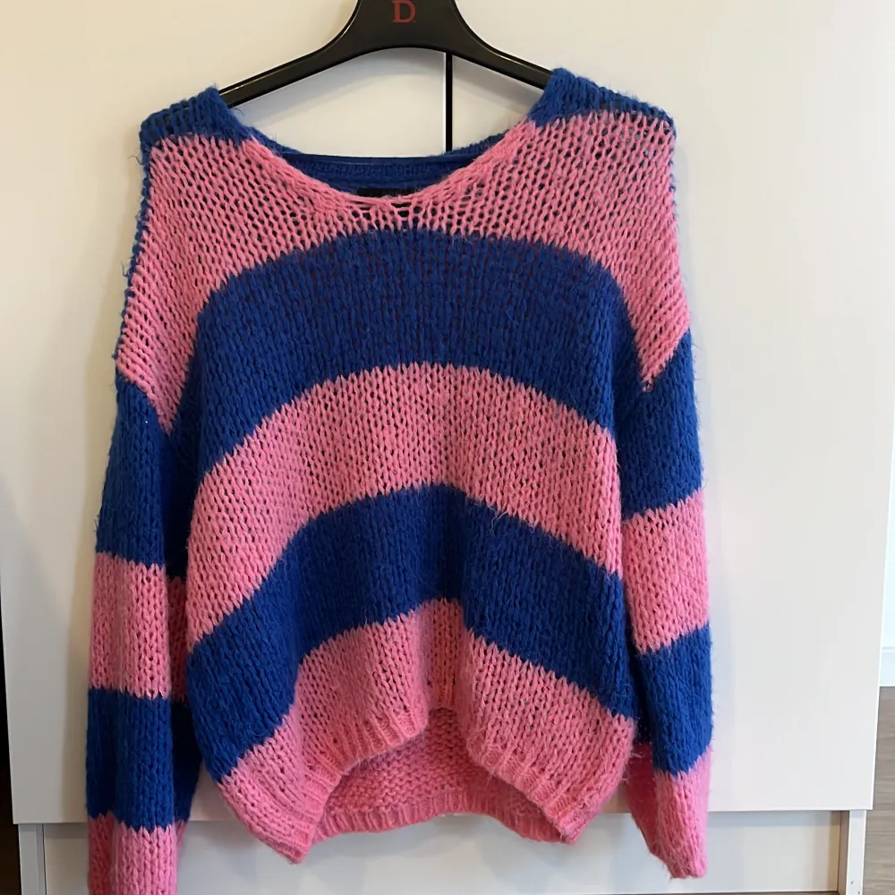 Säljer en supermysig stickad tröja från Vero Moda i storlek S. Perfekt för höst och vinter med sin lösa passform och långa ärmar. . Neuletakit & Villapaidat.