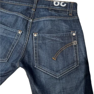 Mörkblå dondup jeans - Säljer ett par snygga mörkblå jeans med coola kontrastsömmar. De har en klassisk femficksdesign och en bekväm passform. Perfekta för både vardag och finare tillfällen ! 🕺