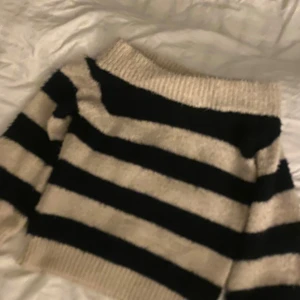 Randig stickad tröja - Så mysig stickad tröja som är oversized. Storlek L, men jag med xs-S passar i den🤩knappt använd , en gammal Gina Tricot kollektion 