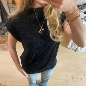 Svart stickad ärmlös topp - Säljer en snygg svart stickad topp i ärmlös design! SUPER snygg o en av mina favvisar❤️❤️