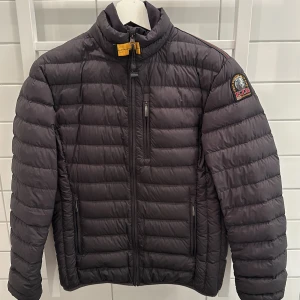 Svart pufferjacka från Parajumpers - Säljer en snygg svart pufferjacka från Parajumpers i mycket bra skick. Jackan har en dragkedja framtill och en cool patch på ärmen. Perfekt för höst och vinter, håller dig varm och stilren. Passar både till vardags och lite finare tillfällen. Storlek M. Jag köpte den för 5000kr och jag säljer den för 2500 priset kan diskuteras.