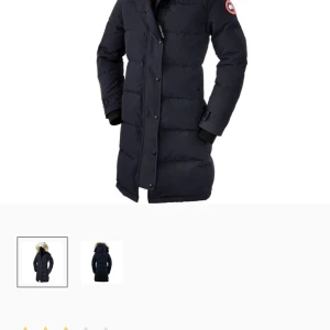 Svart dunjacka från Canada Goose - Säljer en svart lång dunjacka från Canada Goose i mycket bra skick. Jackan har en klassisk design med dragkedja och knappar framtill. Perfekt för kalla vinterdagar med sin varma och isolerande fyllning. Den har en huva med pälsdetaljer för extra värme och stil. PRISLAPPARNA FINNS KVAR SAMT DIGITALT KVITTO‼️‼️‼️