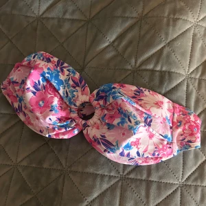 Blommig bikiniöverdel med knyt - Superfin blommig bikiniöverdel i rosa och blått med en söt knytning där bak🌸använt ändast en gång 