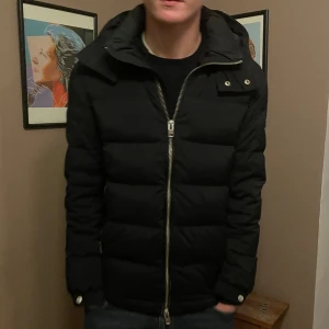 JLindeberg vinterjacka S - J.Lindeberg vinterjacka/ dunjacka i storlek s. 8,5/10 skick bara lite slitningar av användning på vissa ställen annars bra skick. Skriv för mer frågor 