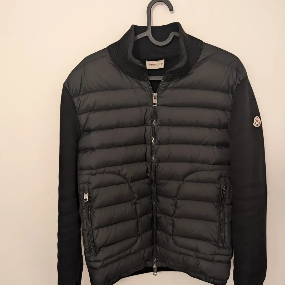 Säljer en snygg svart cardifan från Moncler i mycket bra skick. Jackan har en dragkedja framtill och långa ärmar. Perfekt för höst och vår, med en stilren design och Moncler-logga på ärmen. Passar både till vardags och lite finare tillfällen. Inga defekter, skick 8/10, aldrig tvättad, I:I, pris kan diskuteras! Storlek M men passar som S . Jackor.