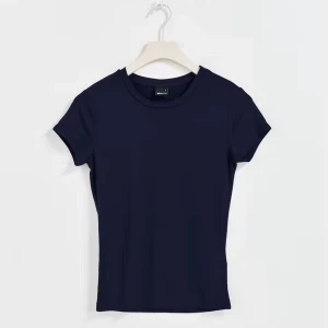 Mörkblå t-shirt - Säljer en  mörkblå soft touch t shirt från Gina tricot som har en tight passform och korta ärmar, perfekt för både vardag och fest. Använd typ 2 gånger och i nytt skick! Enkel och snygg att matcha med jeans eller kjol. Passar till alla säsonger!