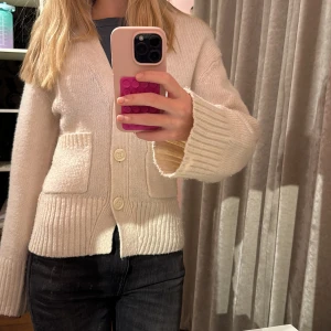 Vit stickad kofta - Stickad kofta från gina tricot!