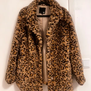 Leopardmönstrad pälsjacka  - Säljer en supercool leopardmönstrad pälsjacka från Lager 157. Den är perfekt för att sticka ut i mängden och hålla sig varm samtidigt. Jackan har långa ärmar och en mysig krage och är i storlek L. Perfekt för höst och vinter! 🐆✨