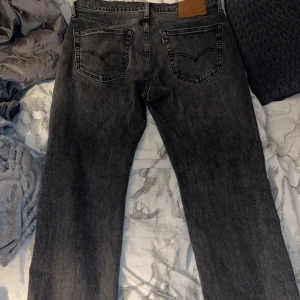 Svarta jeans Levis - Säljer ett par snygga svarta jeans från Levi's. De har en klassisk femficksdesign och en rak passform. Perfekta för både vardag och fest! 🖤storlek 32/30