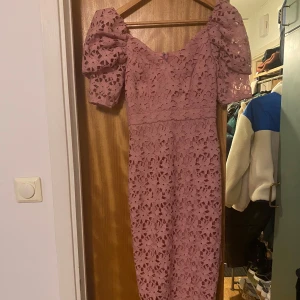 Rosa spetsklänning från Chi Chi London - Säljer en superfin rosa spetsklänning från Chi Chi London i storlek UK 6. Använt bara en gång.🌸