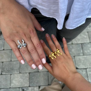 Molli- Juni ring  - Kommande månad så kommer vi ha december erbjudande!  Så ALLA smycken, kostar 89kr/ st🩷🤍 Vill du beställa redan ikväll så får du självklart ta del av detta erbjudande🤗 Smyckena är i rostfritt stål och finns i både guld som silver🤍 Vi erbjuder frakt för 18kr via brev🫶🏼