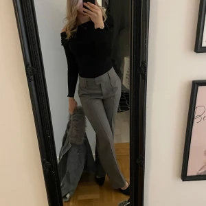 Kostymbyxor  - Grå kostymbyxor, använda 1 gång men inga tecken på användning. Nypris 600kr