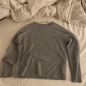 Grå stickad tröja från Vero Moda - Mysig grå stickad tröja från Vero Moda i storlek S. Kommer aldrig till användning längre och super fin men lite nopprig 💗