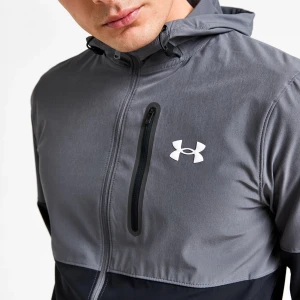 Under Armour Hoodie - Säljer en snygg och funktionell hoodie. Storlek S , ingen skada o luktar som nytt . 