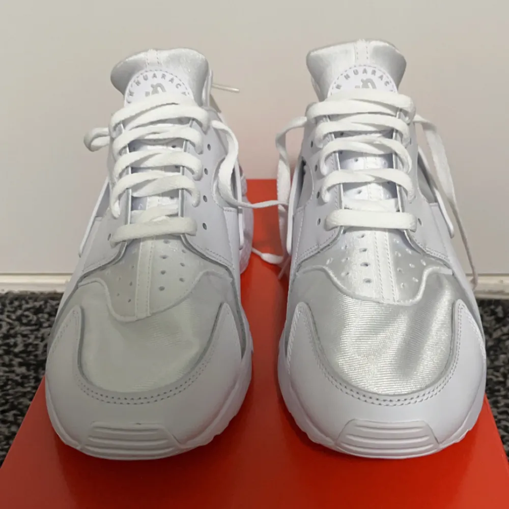 Säljer ett par fräscha vita Nike Air sneakers i nytt skick. De har en stilren design med snörning och en bekväm passform. Perfekta för både vardag och träning. Kommer i originalkartong.. Skor.