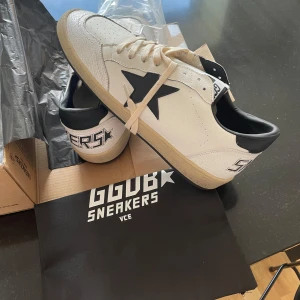 GGDB Ball Star - Tjenare! Vi på Andersson’s Voyērs säljer nu ett par stilrena Golden Goose. Skorna har ett skick på 9/10 då det är lite skit på sulan. Annars är dom näst intill helt nya! Skorna kommer från våran leverantör i Frankrike som garanterar 100% äkthet. Box och dust bag följer med, till och med pappers inerlägget som man gör vid nya köp! Vid fler frågor hör av er, och bara så ni vet. Priset är ej hugget i sten! Vi bjuder även på frakten!                                                 ANDERSSONS VOYĒRS 