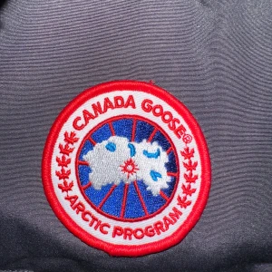 Svart dunväst från Canada Goose - Säljer min Canad Gose väst har använt den runt 5 gånger säljer den för 800kr