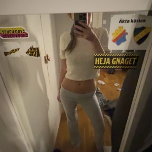 Vit stickad croppad topp - Säljer denna superfina croppade tröjan ifrån Zara💓