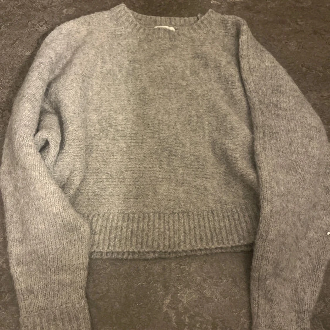Grå stickad tröja