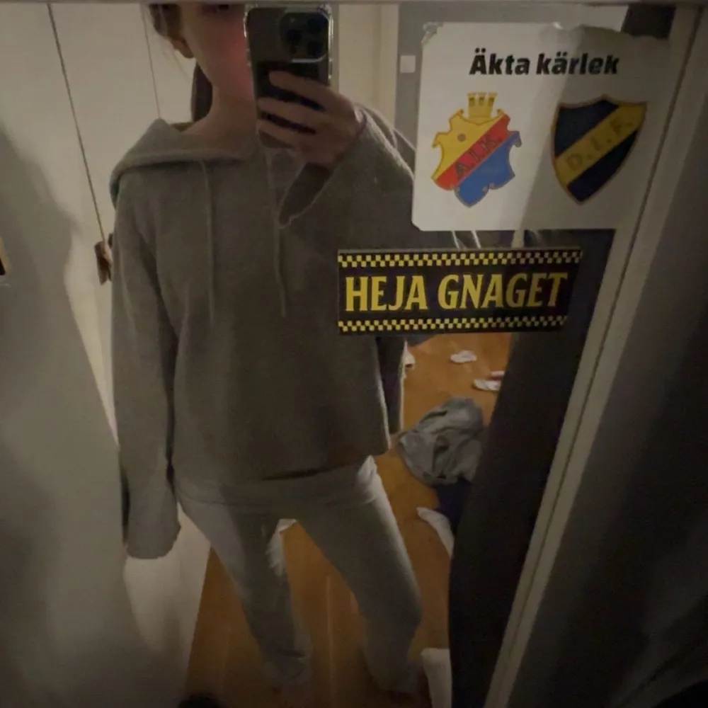 Säljer denna super mysiga gråa stickade hoodien som är perfekt till vintern! Märket är edited och köptes för cirka 1000kr. Hoodies.