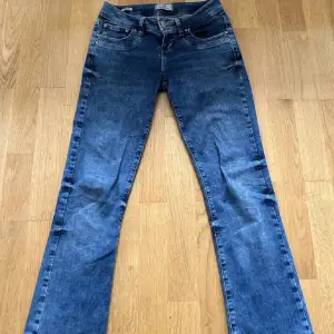 Säljer ett par snygga blå Ltb jeans i bootcut-stil. De har en klassisk femficksdesign och är i bra skick. Perfekta,säljer för dom va lite korta på mig,jag är 161,använda 4 gånger kanske dom är stora för min midja me så jag hade dom på sneden.jag köpte för runt 1 200kr