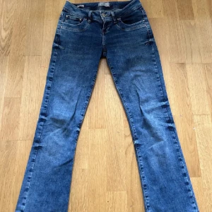 Low waist Ltb Jensen  - Säljer ett par snygga blå Ltb jeans i bootcut-stil. De har en klassisk femficksdesign och är i bra skick. Perfekta,säljer för dom va lite korta på mig,jag är 161,använda 4 gånger kanske dom är stora för min midja me så jag hade dom på sneden.jag köpte för runt 1 200kr