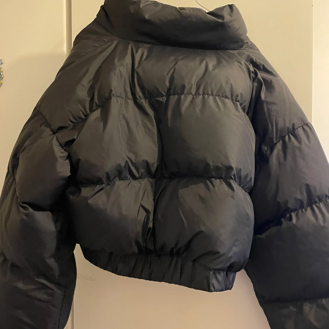 Svart croppad pufferjacka från Shein - 93