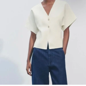 Vit kortärmad blus zara  - Använd kanske 1-2 gånger 