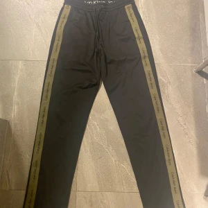 Svarta mjukisbyxor från Calvin Klein - Hej säljer ett par Calvin Klein mjukisbyxor då jag inte har användning av dom. Köpte dom inte för länge sedan då det råkade bli ett impulsköp så har inte använt dom något 