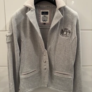 Cardigan  - Snygg cardigan som är i storlek M men sitter som XS, bra skick och sitter väldigt bra, hör av er vid funderingar 😊