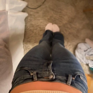 Blå jeans - Säljer ett par jättesnygga lågmidjade bootcut  jeans i bra skick då ja har ett till par. De har en snygg passform. Jeansens framfickor är fejk. Perfekta för både höst och vår!